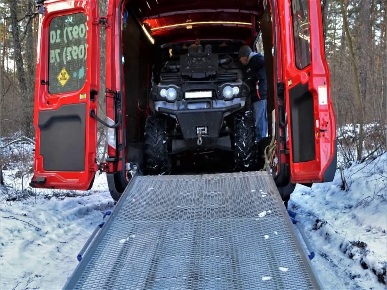 ATV All-Terrain Vehicle — Пригоди без меж. Чотири колеса, міцна рама і потужний двигун дозволяють долати багно, гори й ліси без страху за покриття. Ідеальний вибір для тих, хто не шукає дороги — він їх створює сам.