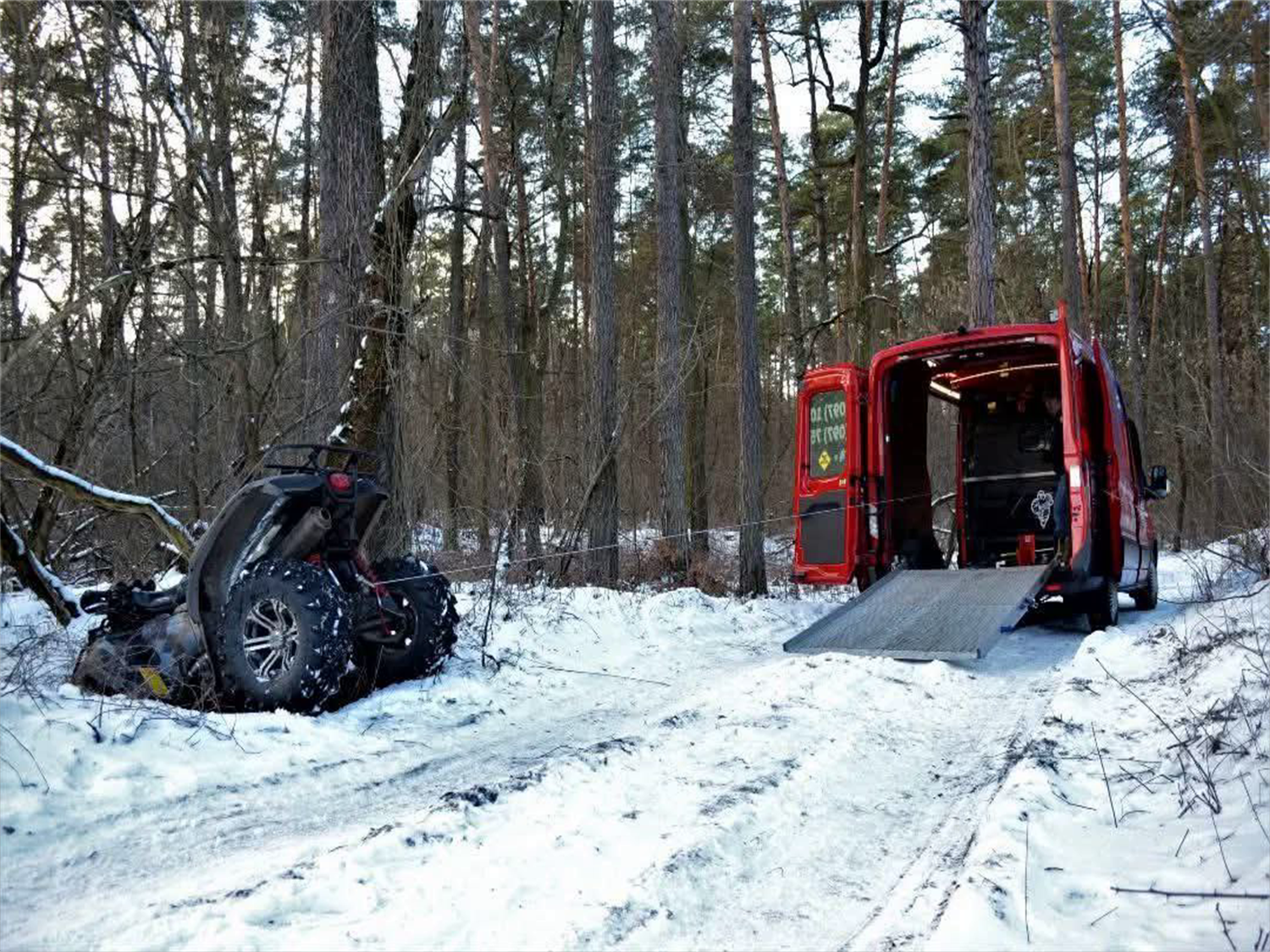 ATV All-Terrain Vehicle — Пригоди без меж. Чотири колеса, міцна рама і потужний двигун дозволяють долати багно, гори й ліси без страху за покриття. Ідеальний вибір для тих, хто не шукає дороги — він їх створює сам.