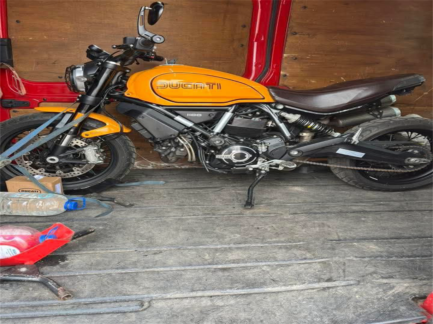 Suzuki Hayabusa — Хижак асфальту. Легендарна Hayabusa — це мотоцикл, який зруйнував бар’єр у 300 км/год. Потужність, точність, аеродинаміка — усе підпорядковане швидкості. Кожен старт — як зліт винищувача. Ім’я “Сокіл” говорить само за себе.