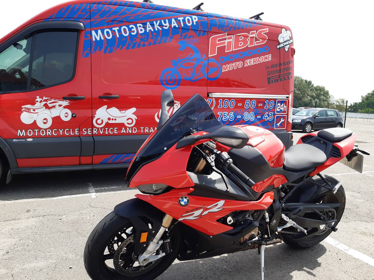 Етапи перевезення мототехніки. Видно процес завантаження, кріплення та транспортування.