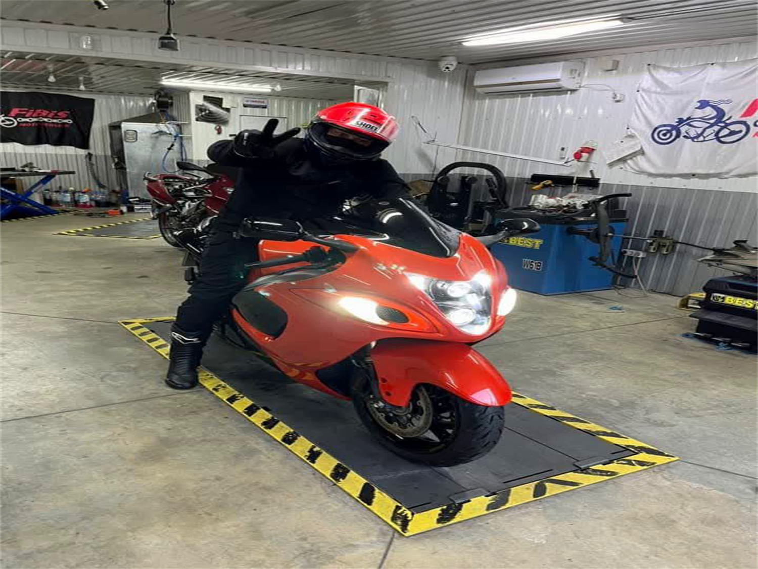 Suzuki Hayabusa — Хижак асфальту. Легендарна Hayabusa — це мотоцикл, який зруйнував бар’єр у 300 км/год. Потужність, точність, аеродинаміка — усе підпорядковане швидкості. Кожен старт — як зліт винищувача. Ім’я “Сокіл” говорить само за себе.