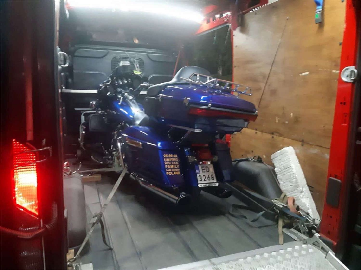 Suzuki Intruder M1800R — Стиль, потужність, авторитет. Intruder — для тих, хто любить відчувати вагу металу під собою. Великий V-Twin, плавна їзда та солідний вигляд — цей мотоцикл вражає навіть на холостих. Символ сили й статусу на будь-якій дорозі.