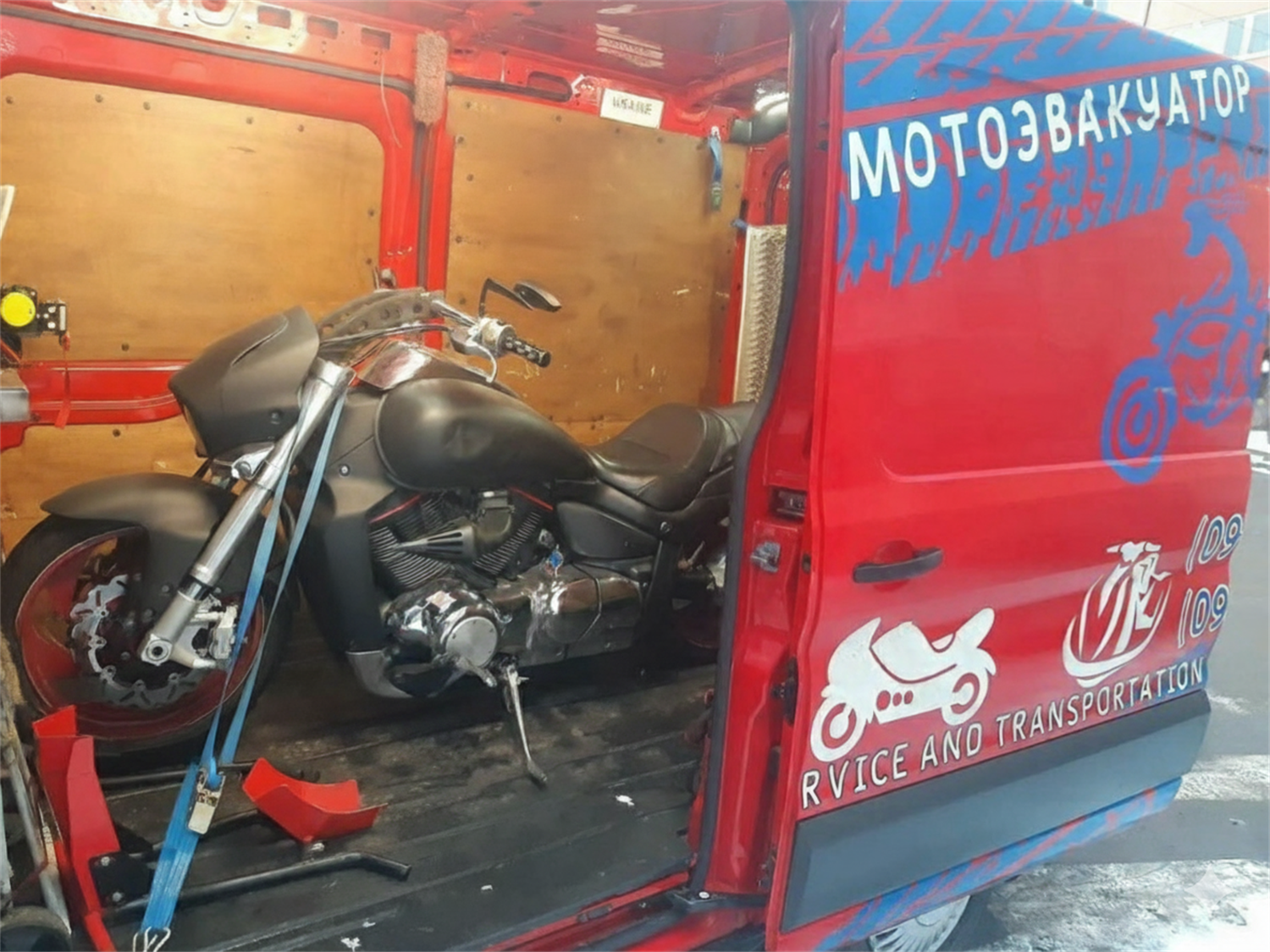 Suzuki Intruder M1800R — Стиль, потужність, авторитет. Intruder — для тих, хто любить відчувати вагу металу під собою. Великий V-Twin, плавна їзда та солідний вигляд — цей мотоцикл вражає навіть на холостих. Символ сили й статусу на будь-якій дорозі.