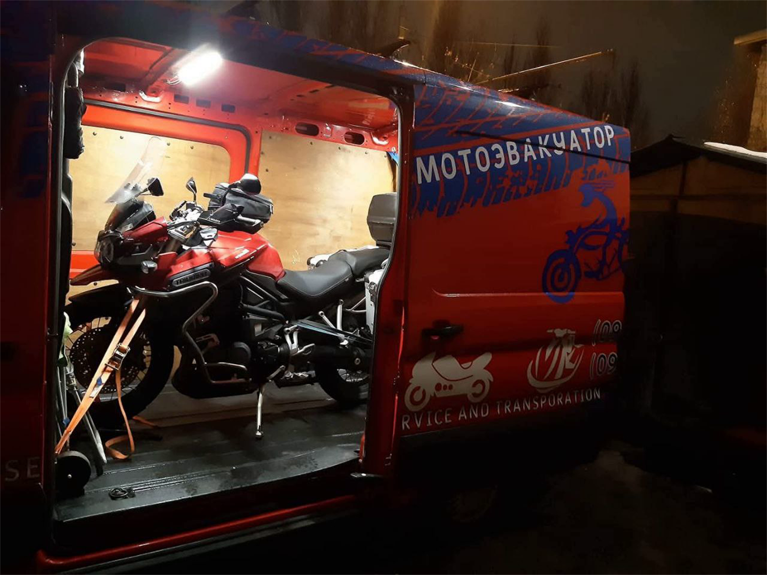 Triumph Tiger Explorer — Коли горизонт — не межа. Tiger Explorer — це туристичний ендуро, який не боїться жодного маршруту. Потужний трьохциліндровий двигун, висока посадка і комфорт на довгі дистанції. Для тих, хто подорожує не заради пункту призначення, а заради самої дороги.