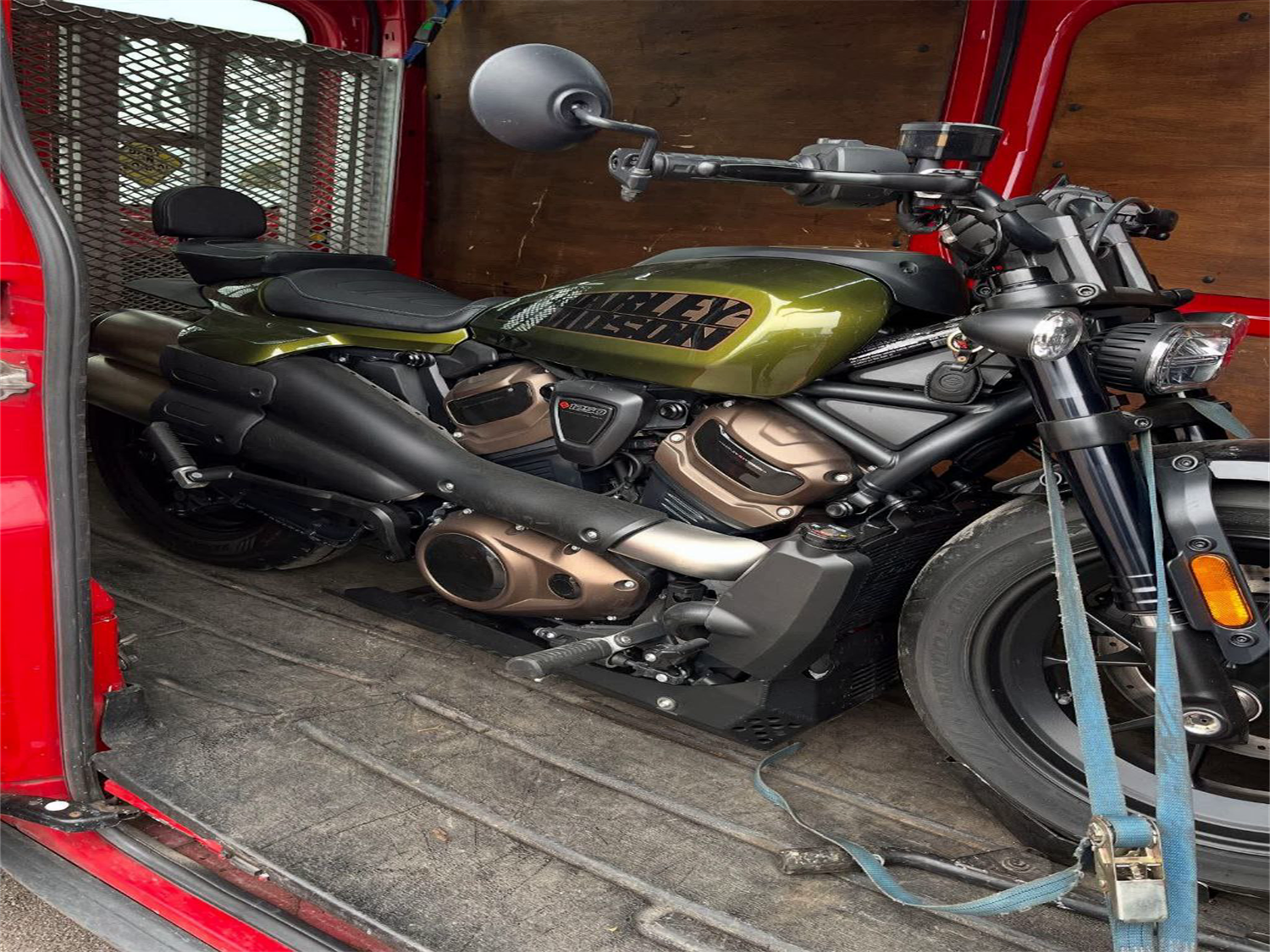 Процес перевезення мототехніки. Видно спеціалізоване обладнання для безпечного транспортування.