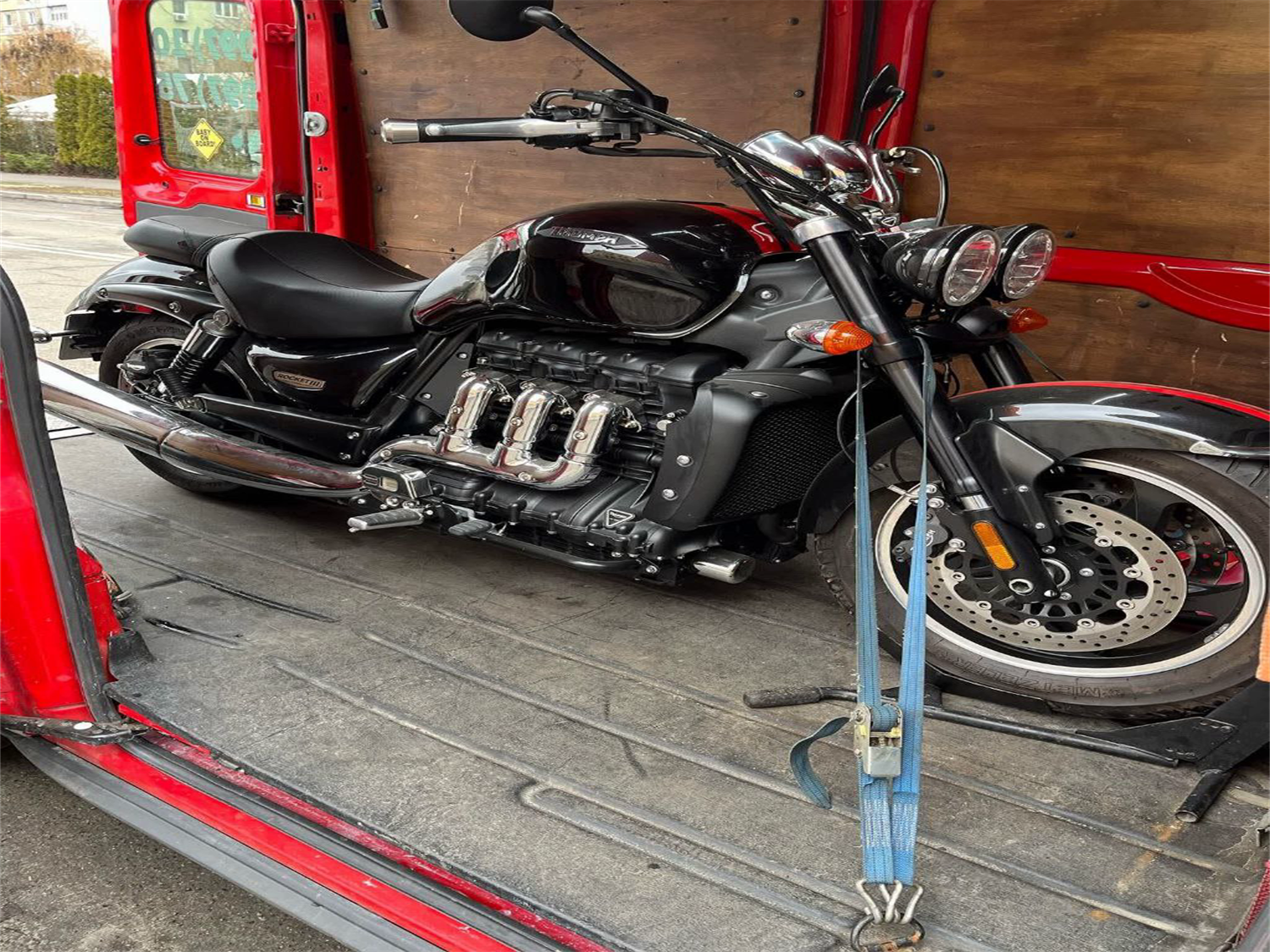Triumph Rocket III - безпечна доставка