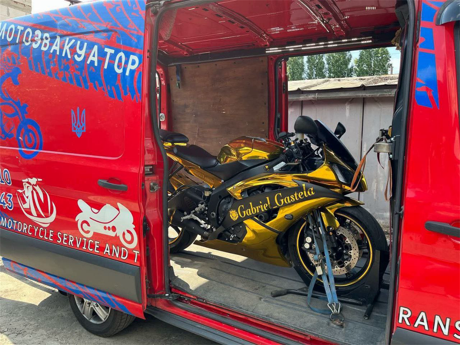 Triumph Tiger — Пригоди починаються тут. Triumph Tiger — універсальний ендуро для будь-яких умов. Асфальт, гравій, гірські стежки — йому байдуже. Комфорт, потужність і маневреність роблять його ідеальним напарником у подорожах.