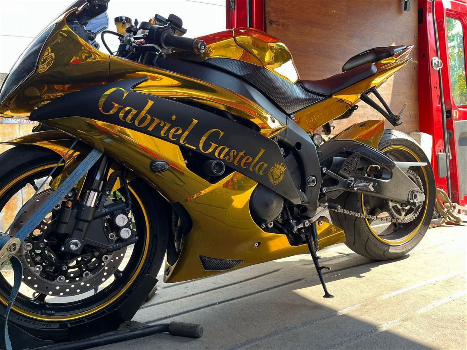 Triumph Tiger — Пригоди починаються тут. Triumph Tiger — універсальний ендуро для будь-яких умов. Асфальт, гравій, гірські стежки — йому байдуже. Комфорт, потужність і маневреність роблять його ідеальним напарником у подорожах.